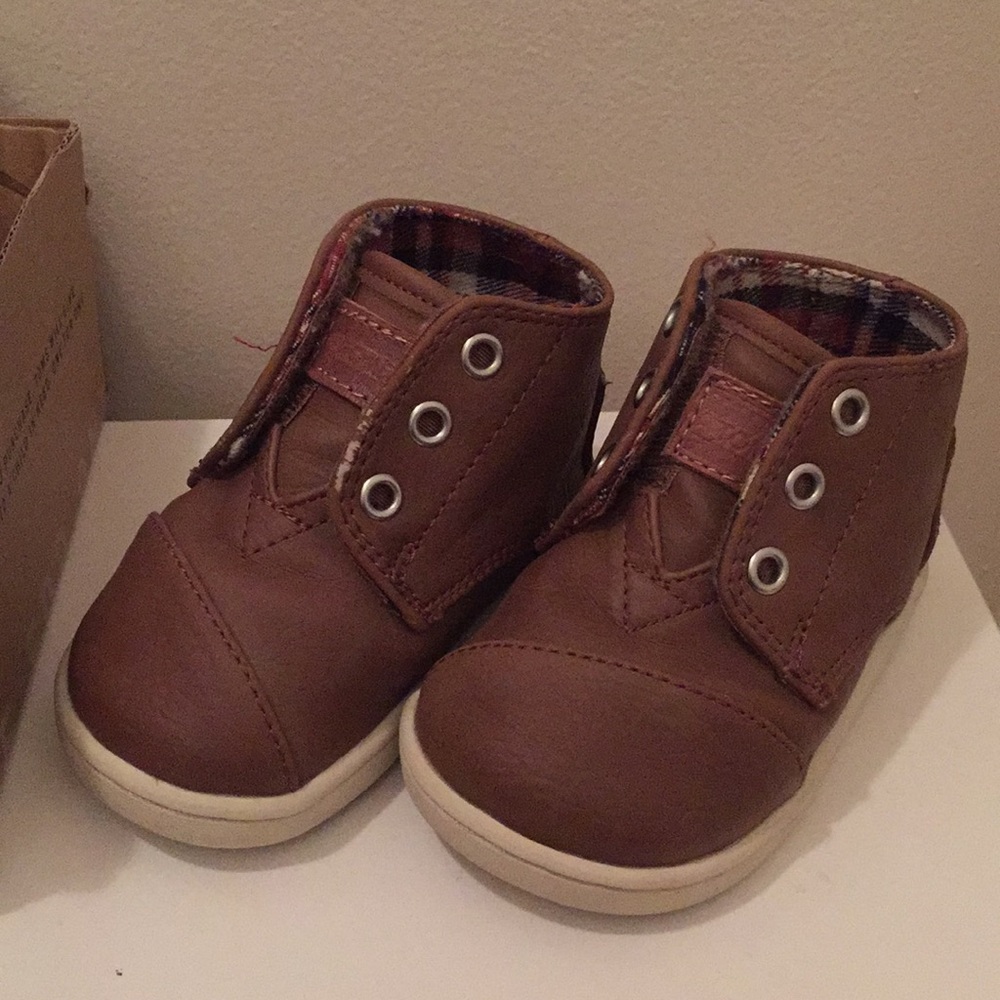 GUC toddler boys (tiny) Toms sz 4. Medium brown.